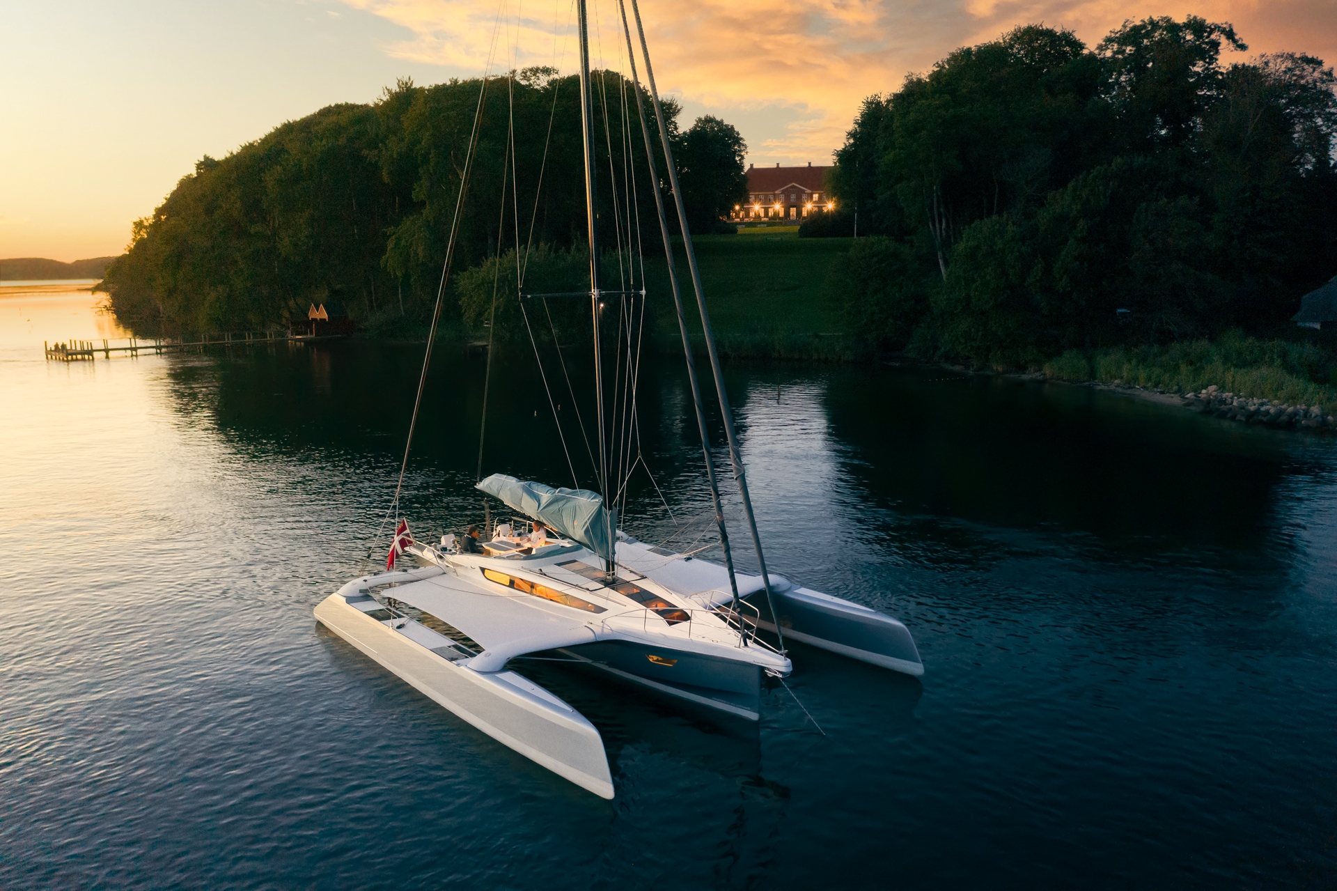 trimaran yacht dragonfly